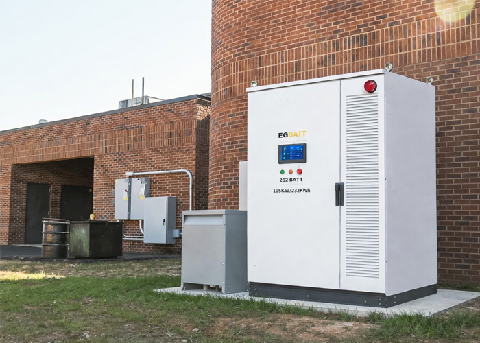 nternal view of 105kW/232kWh all-in-one liquid-cooled energy storage cabinet with BMS and customized PV input module